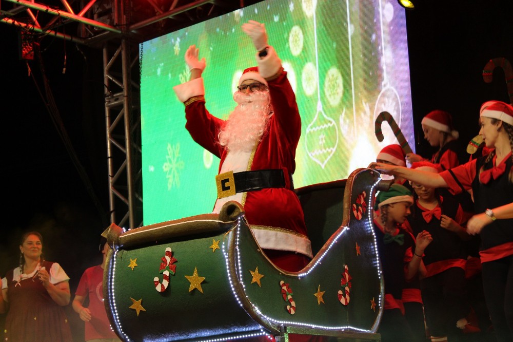 Auto de Natal e show com a banda Opus Dei emocionou público em Mercedes