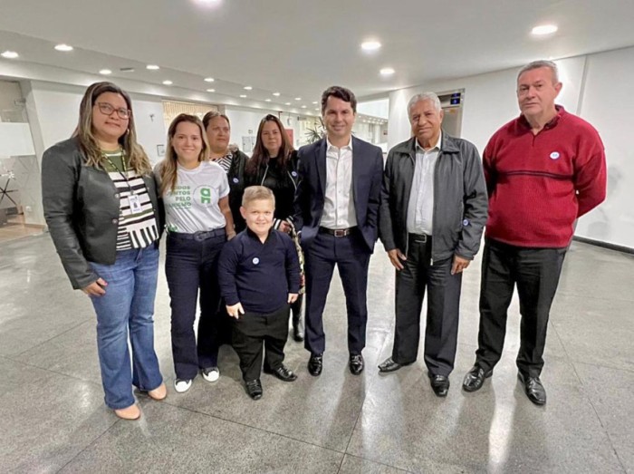 O deputado Alexandre Curi (PSD) com representantes da Associação Nanismo Brasil, que sugeriram a proposição. / Créditos: Kleyton Presidente/Alep